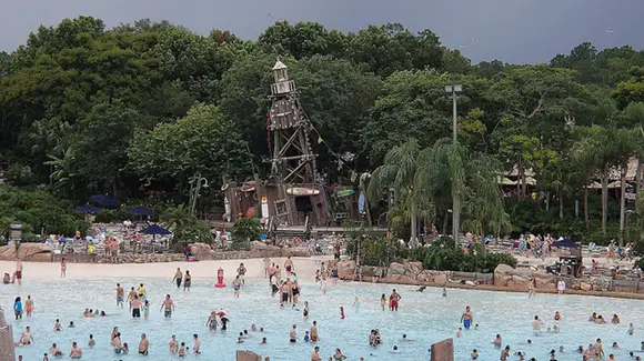 Typhoon Lagoon  [© CC BY-NC-ND 2.0 Anthony Dolce, https://www.flickr.com/photos/flydolce/]