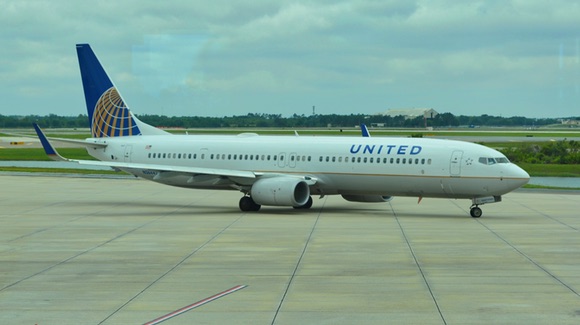 United Airlines Boeing 737 at Orlando International Airport