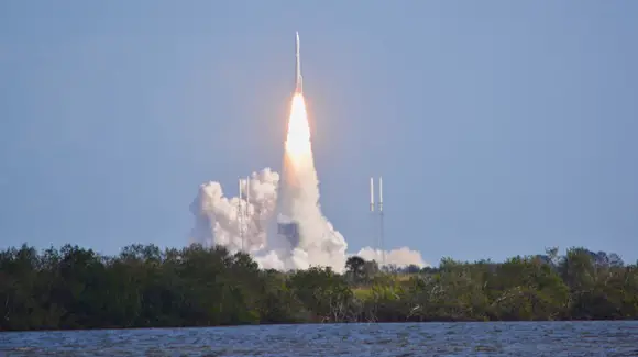 Atlas V launch viewed from the Apollo Saturn V Center viewing area [© 2019, floridareview.co.uk, all rights reserved]